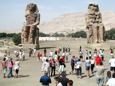 Colossi de Memnon, os vestígios mais visíveis do Templo mortuário de Amenhotep III